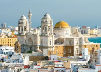 Cádiz: A Delightful Fiesta of History, Attractions & Flavors!